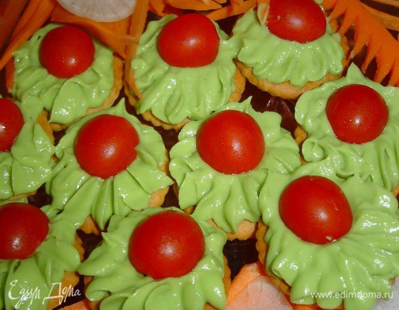 Сверху помещаем половинки помидоров. Закуска готова.