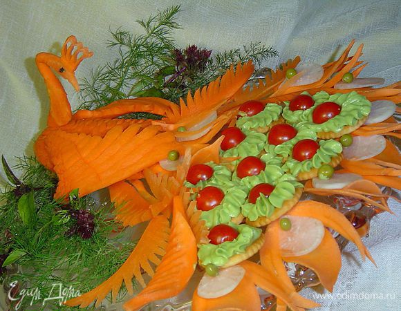 Эта закуска хороша для фуршетов и праздничных столов, и чтобы придать ей торжественность, я поместила ее в хвост птички, которую вырезала из моркови, а центральную часть перышек – из редьки дайкона.