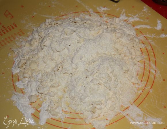 Тесто нужно как бы протирать пальцами.