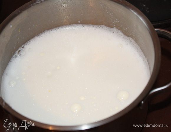 Крем можно приготовить заранее. В общем,я вечером делала тесто, а на утро крем иначинку, а потом пекла корзиночки.

Молоко смешиваем с семенами ванили и  половиной сахара и ставим на медленный огонь,доводим до кипения.