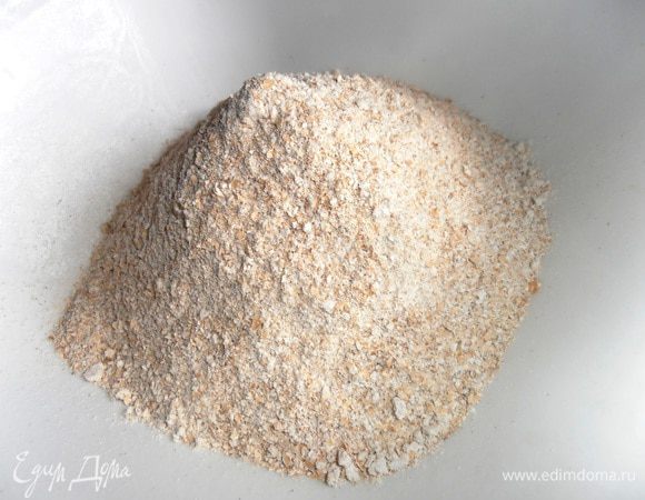 Последнюю порцию я отложила на всякий случай (яйца разные по весу бывают!), грамм 30, но и она ушла в самом конце замеса...