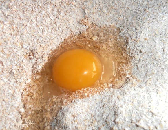 Перемешиваем сухую смесь и вбиваем яйцо.