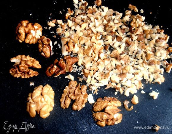 Большую горсть орехов порубим на кусочки (опять же не в пыль, чтобы чувствовались орешки на вкус!).