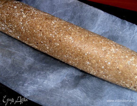 Тесто выкладываем колбаской на пергамент и крутим плотную (чтобы не было пустот в тесте!) колбаску размером примерно как полукопчёная колбаса)))