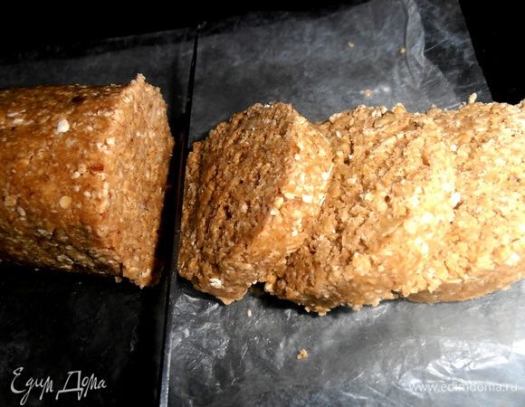 Как и положено колбаске, отправляем её в холодильник...на полчаса (я бросила безжалостно прямо в морозилку минут на 10-15...). Так удобнее теперь нарезать самым острым ножом в доме!