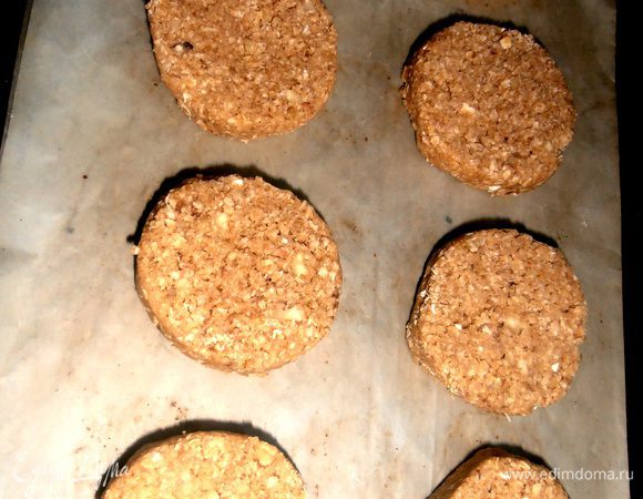 Я нарезала толщиной 5 мм( печенье поднимется!) ,боялась, что,если тоньше, то рассыплется в руках! Выкладываем кружки на пергамент и запекаем в разогретой до 180* духовке минут 20.