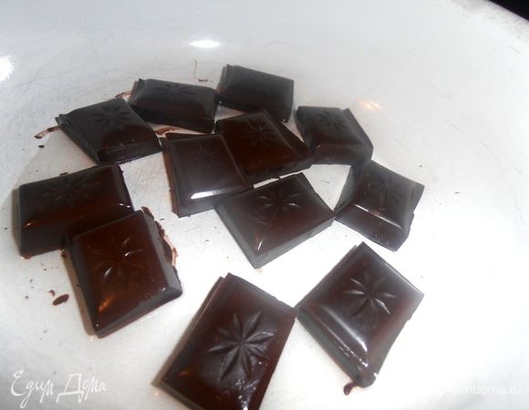 Захотелось его сделать особенным..., т.е. украсить шоколадом! Ставим на водяную баню полплитки шоколада (любого!) + пару ст. л. воды...