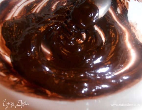 Когда станет шоколад мягким,перемешиваем его и готовим плотный пакетик с маленькой дырочкой в уголке.