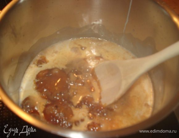 Добавить сливки, продолжать держать на маленьком огне, интенсивно помешивая. Держать до тех пор, пока температура карамели не станет 108 гр.

