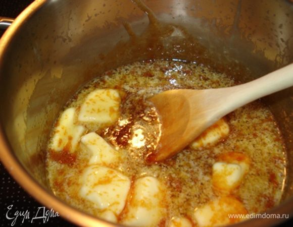 Добавить масло, дать ему полностью растаять.
Дать карамели полностью остыть.