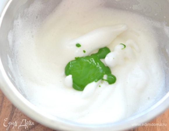 Взбить белки до легких пиков,добавить сахар, взбить немного. Затем добавить краситель.