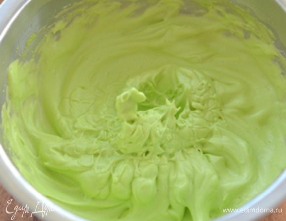 Продолжать взбивать до устойчивых пиков.

