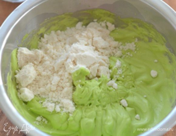 Вмешать миндальную смесь в белок

