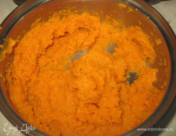Тыкву запеките или приготовьте на пару и сделайте пюре. Его лучше перетереть через сито, но не обязательно.