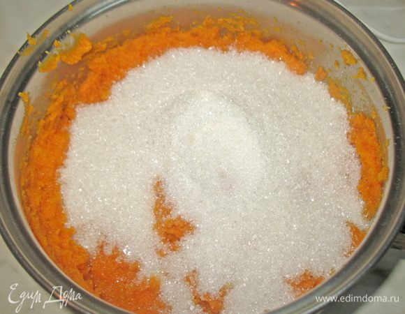 Добавьте сахар и лимонный сок. Доведите массу до кипения, переведите на слабый огонь. Варите, пока масса не загустеет и не будет отделяться от ложки только при постукивании ложкой по кастрюле.