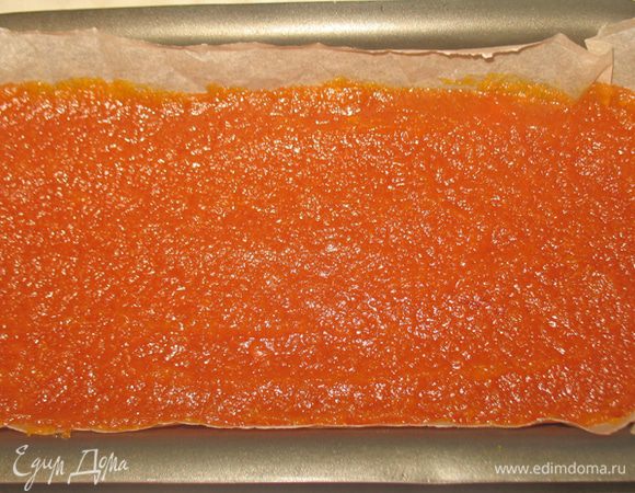 Прямоугольную форму выстелите бумагой и выложите в нее полученную массу. Массу разровняйте, ее слой не должен быть выше 2 см, оставьте не менее, чем на сутки.