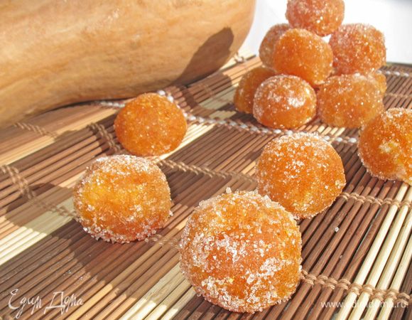 Готовый мармелад нарежьте на кубики (мне захотелось скатать небольшие шарики), обваляйте в сахаре.