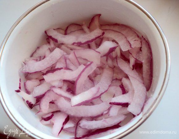 Лук порезать четверть кольцами, замариновать в соке лимона, добавив 1/2 ч. ложки сахара.