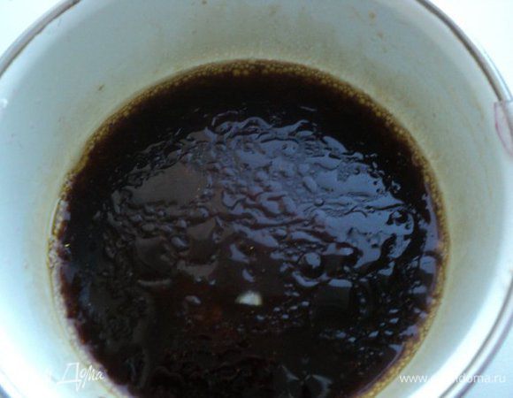 Для заправки смешать бальзамический уксус, оливковое масло и соевый соус. Добавить мед, перец по вкусу, перемешать.