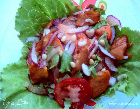 Полить салат заправкой, сверху посыпать  по желанию кедровыми орешками. Приятного аппетита!