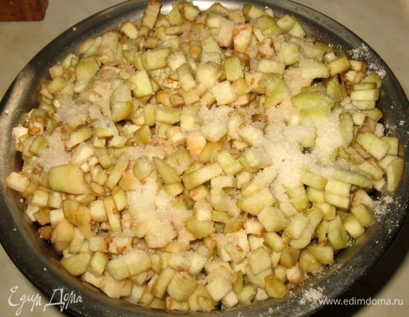 Чистим и режем баклажаны небольшими кубиками. Солим и складываем в дуршлаг для удаления горечи и лишней жидкости, минут на 30.  Мне очень понравился этот прием, я с ним столкнулась первый раз и взяла на вооружение. 