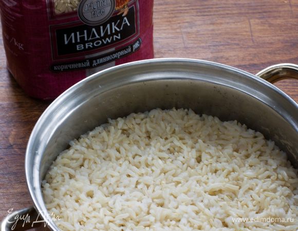 Прежде всего, нужно сварить рис. Я брала вот такой коричневый.
