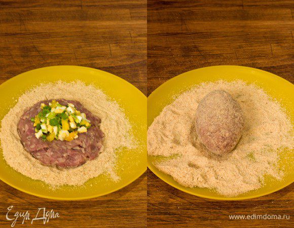 Достаем фарш из холодильника, хорошенько отбиваем его об стол, если есть желание и начинаем готовить зразы. Влажными руками берем немного фарша, делаем из него лепешку и кладем столовую ложку фарша. Аккуратно соединяем края. Удобнее это делать на ладони. . Сформированную зразу обваливаем в панировочных сухарях.