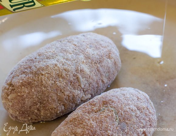 Часть можно поджарить сразу, а часть убрать в морозильную камеру и потом, не размораживая, приготовить в духовке или на сковороде. Очень удобно!