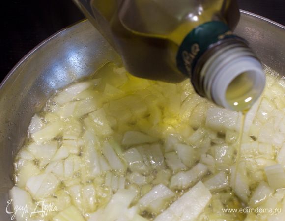 Лук мелко порезать и поджарить до золотистого цвета на оливковом масле. Смешать готовую отваренную чечевицу и лук. Досолить по вкусу.

Подавать зразы с клюквенным соусом и гарниром из чечевицы.