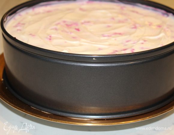 Начинаем собирать наш многослойный торт...перечисляю слои: картофель-майонез / сельдь и лук-майонез / яблоки-майонез / белки яичные и клюква-майонез / желтки и морковь-майонез / свекла-майонез. Накрыть сверху разделочной доской и поставить в холодильник примерно на 3 часа. После охлаждения бортики очень легко снимаются (просто приподнять их вверх).