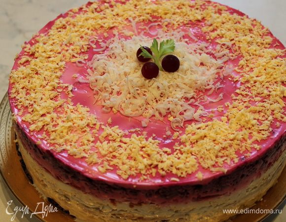 Важные тонкости: Не забудьте оставить один желток для украшения! Разделение белков и желтков придает воздушности салату! Майонезом следует смазывать практически каждый слой, но понемногу (тогда салат будет сочным). Верхний слой можно смазать обильнее, т.к. майонез хорошо впитывается. Вкус этого салата во многом зависит от качества продуктов: морковь и свекла должны быть сладковатыми, яблоки - сочными, сельдь - малосоленой (можно подсолить овощные слои, но я не солю, т.к. мы стараемся как можно меньше употреблять соль)