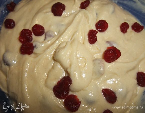 Введите взбитые в пену белки и коньяк. Осторожно перемешивая сверху вниз добавьте вишню. 