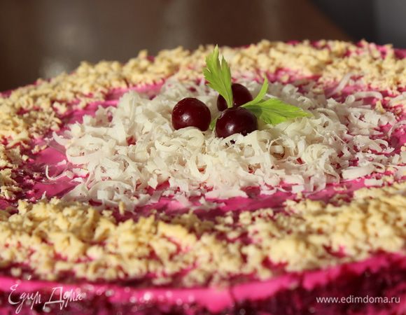 Перед подачей присыпать сверху оставшимся желтком или украсить по своему усмотрению. Кстати, клюква придает невероятную пикантность и новые вкусовые ощущения этому салату. Приятного аппетита Вам во время воспоминаний о былом...