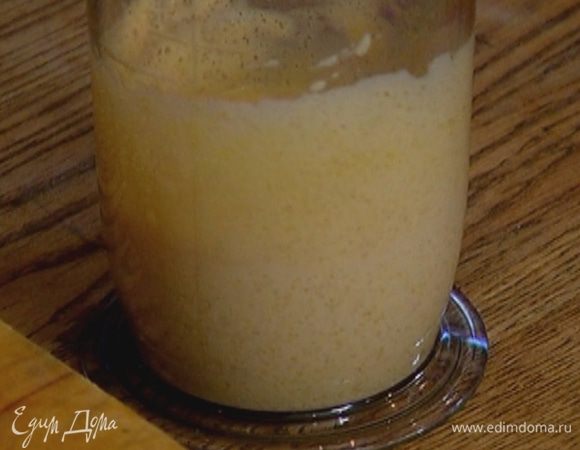 Яйцо с сахаром взбить миксером в пышную массу.