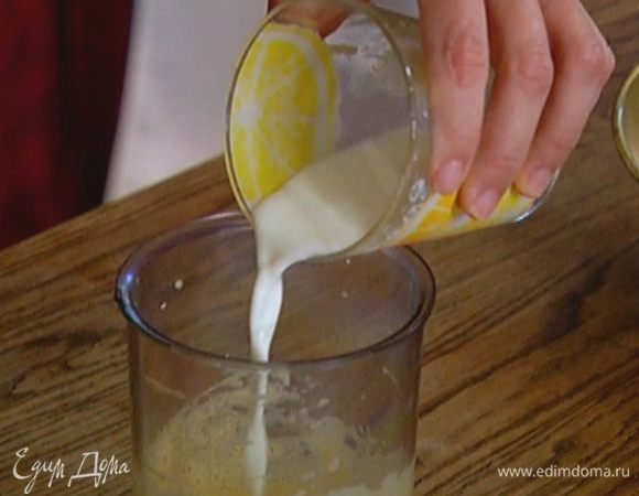 Продолжая взбивать, влить молоко.