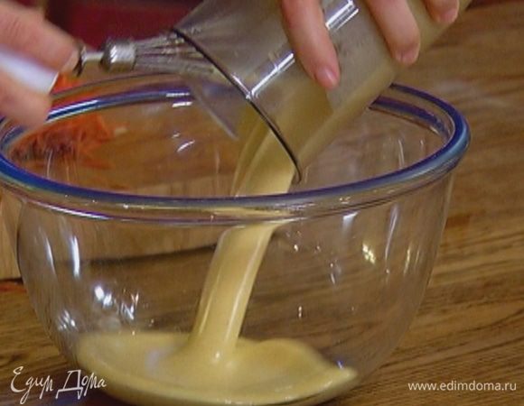 Ввести растопленное сливочное масло и взбить все в однородную массу.