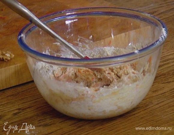 Добавить морковь, измельченные орехи, муку со специями и вымешать тесто.