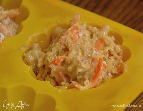 Разложить тесто в силиконовые формы и выпекать маффины в разогретой духовке 25–30 минут.