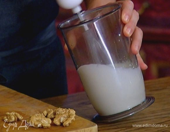 Приготовить крем: сливки взбить миксером (не перебить!).