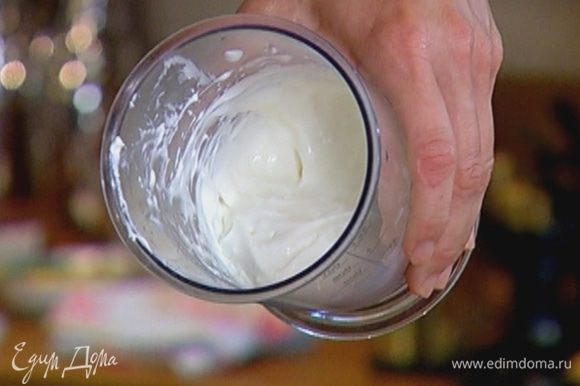 Сливочный сыр с сахарной пудрой взбить миксером в однородную массу и, продолжая взбивать, частями ввести взбитые сливки.
