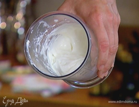 Сливочный сыр с сахарной пудрой взбить миксером в однородную массу и, продолжая взбивать, частями ввести взбитые сливки.