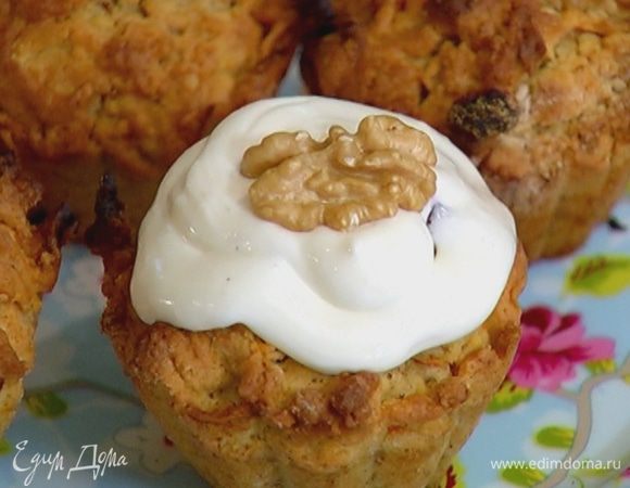 Когда маффины остынут, украсить их кремом и оставшимися орехами.