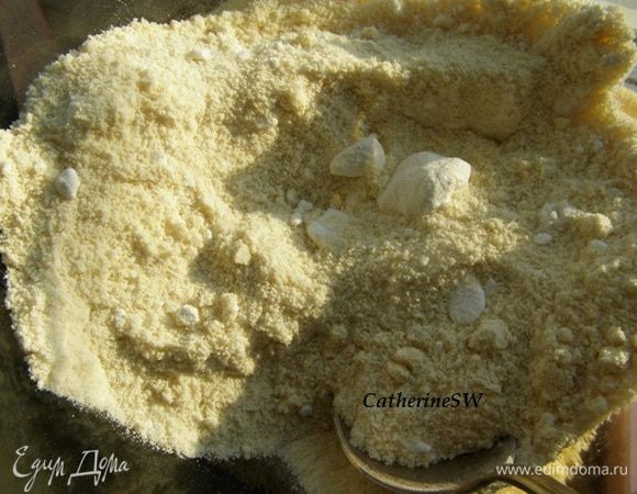 Для начала смешаем вместе миндальную муку с сахарной пудрой. 
Рецепт миндальной муки - http://www.edimdoma.ru/retsepty/48559-orehovaya-muka