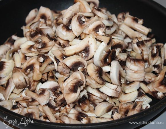 Шампиньоны порезать произвольно.
