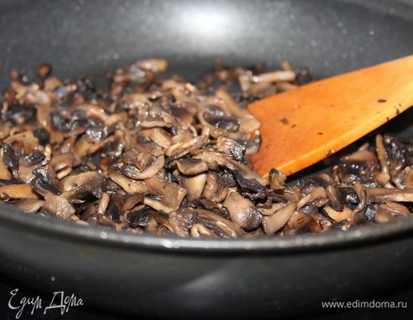 Посолить и обжарить на растительном масле до готовности. Дать остыть.