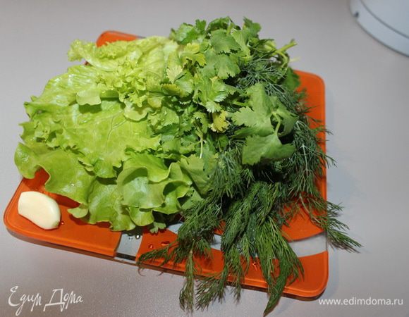 Зелень мелко порезать, салат (4-5 листочков) порвать на произвольные кусочки.