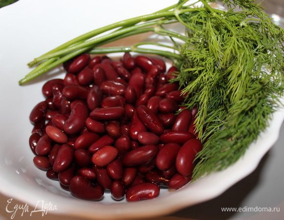 Консервированную фасоль промыть, хорошенько слить воду.