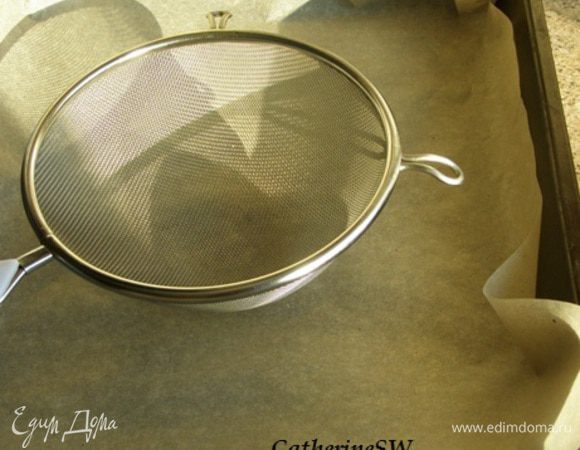 Противень застелим пергаментом, подготовим сито.