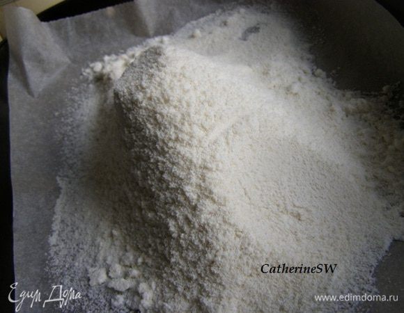 Смелем смесь миндальной муки сахарной пудры в кофемолке небольшими порциями. По 15-20 сукунд, давая ножам кофемолки остыть. Каждую порцию просеем на противень. То, что остается в сите - обратно в кофемолку.