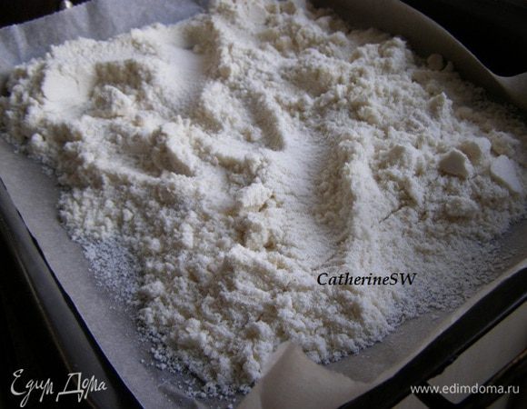 Противень с просеянной смесью поставим на 5 минут в разогретую до 150 градусов духовку.